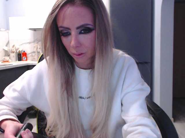 blondalina's BongaCams show and profile