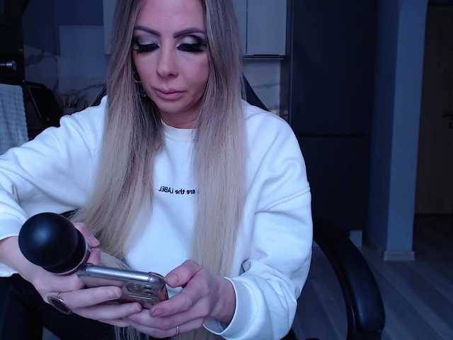 blondalina's BongaCams show and profile