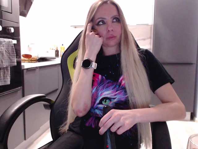 blondalina's BongaCams show and profile