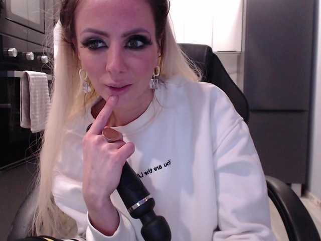 blondalina's BongaCams show and profile