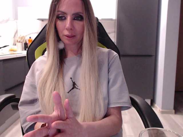 blondalina's BongaCams show and profile