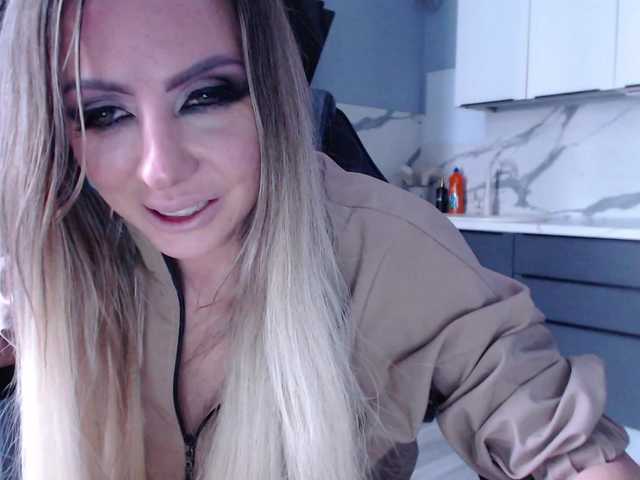 blondalina from BongaCams is Freechat