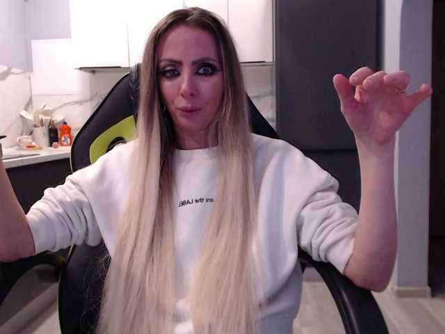 blondalina's BongaCams show and profile