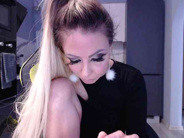 blondalina webcam