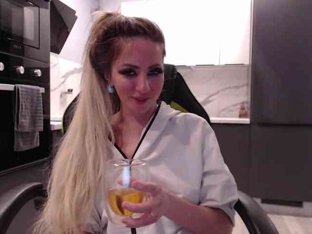 blondalina Live Webcam on BongaCams