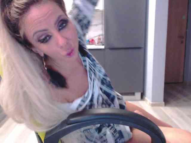 blondalina webcam