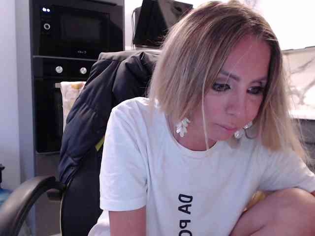 blondalina webcam