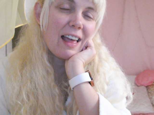 MilkMilkee's BongaCams show and profile