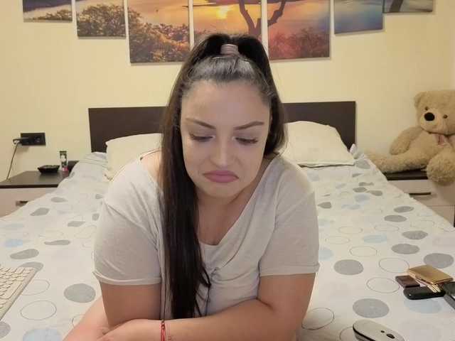 le modèle adellineee est en webcam porno dans un show sur le site bongacams, il possède les tags suivants: White/Caucasian,Brunette,Shaved