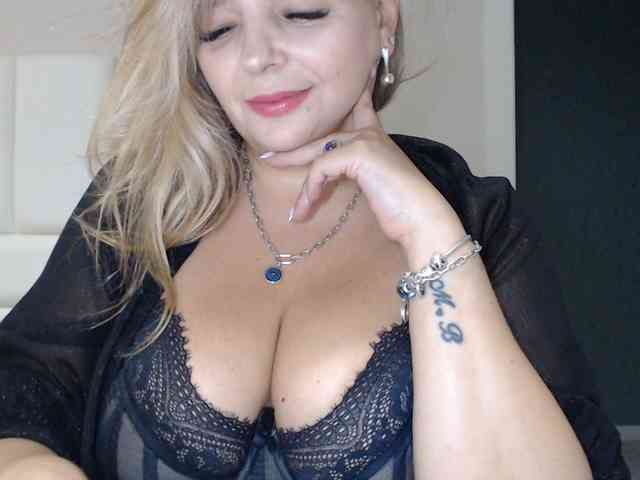 aniutkamau webcam