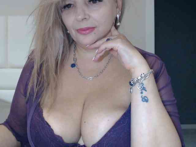 aniutkamau webcam