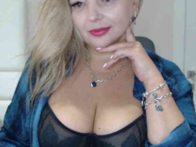 aniutkamau webcam