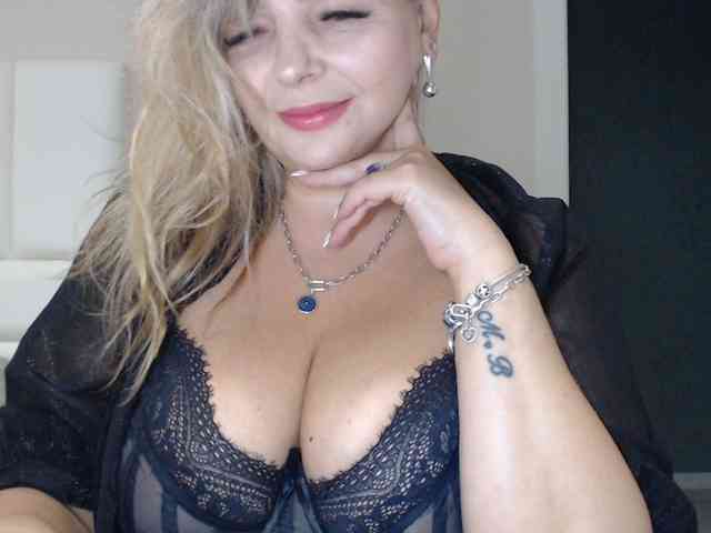 aniutkamau webcam