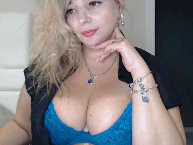 aniutkamau webcam