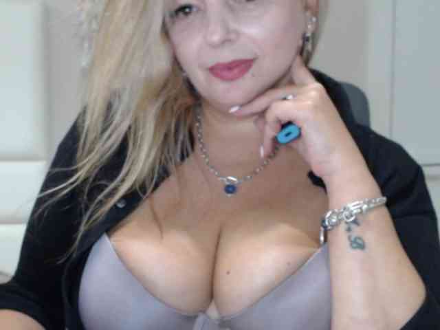 aniutkamau webcam