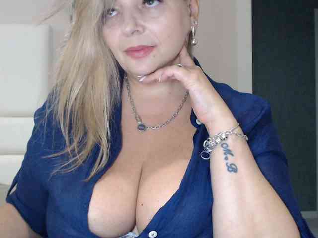 aniutkamau webcam
