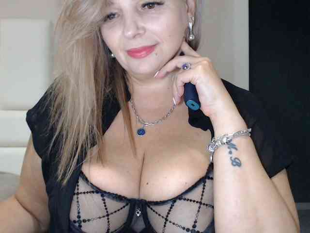 aniutkamau webcam