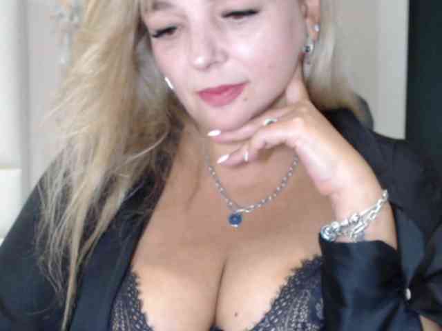 aniutkamau webcam