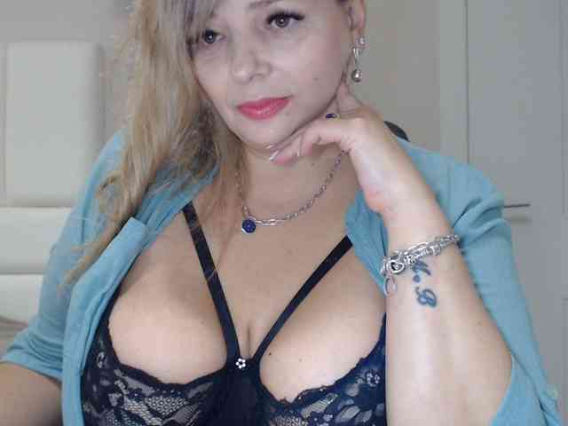aniutkamau webcam