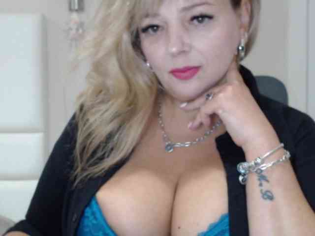 aniutkamau webcam