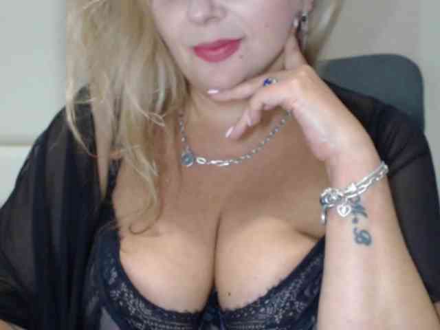 aniutkamau webcam