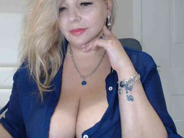 aniutkamau webcam