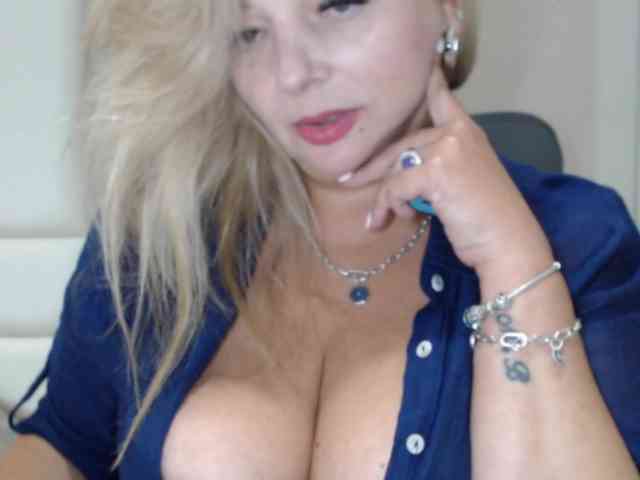 aniutkamau webcam