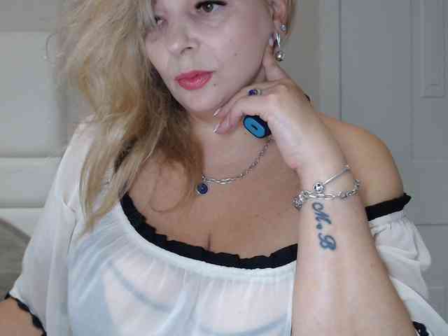 aniutkamau webcam