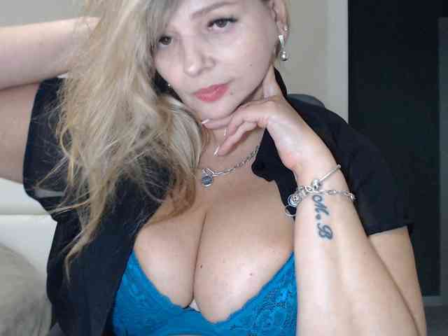 aniutkamau webcam