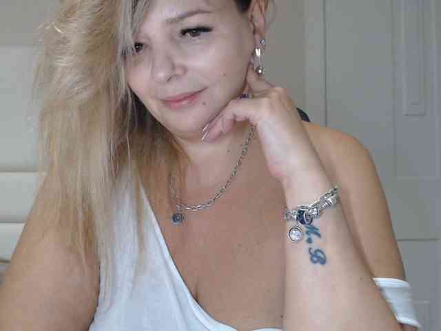 aniutkamau webcam
