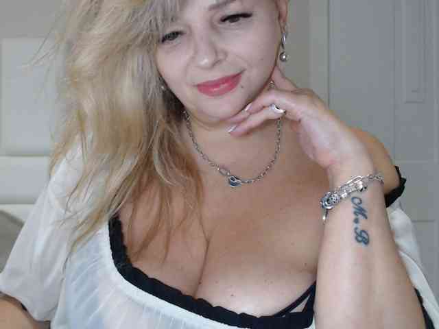 aniutkamau webcam