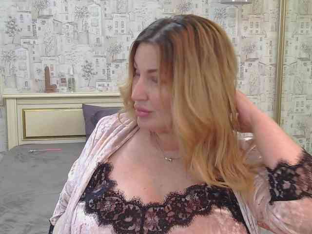 TANMZYA Live Webcam on BongaCams