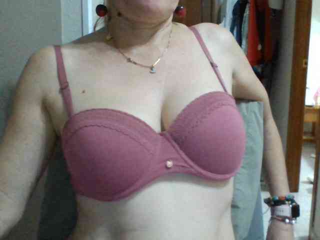 JuanitaWouti webcam