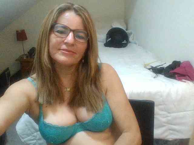 JuanitaWouti webcam