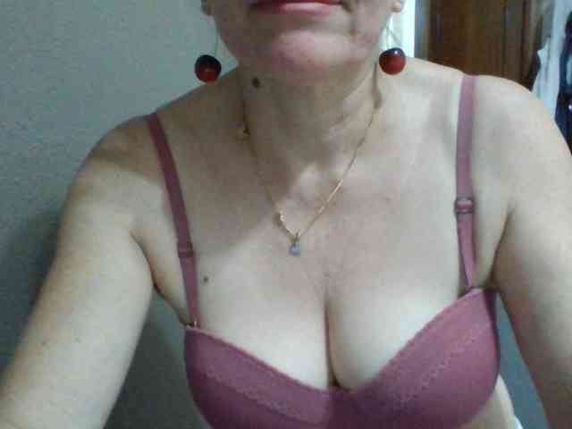 JuanitaWouti webcam