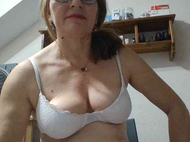 JuanitaWouti webcam
