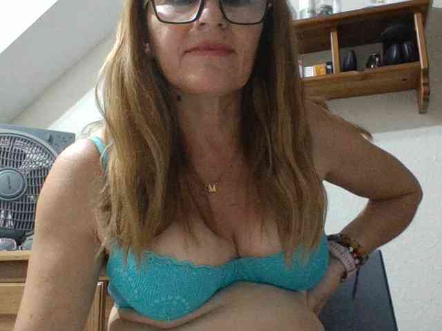 JuanitaWouti webcam