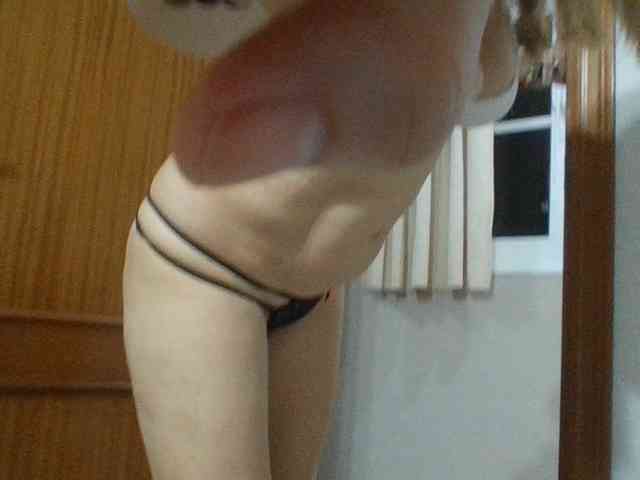 JuanitaWouti webcam