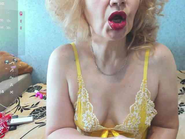 Red-hot-lips webcam