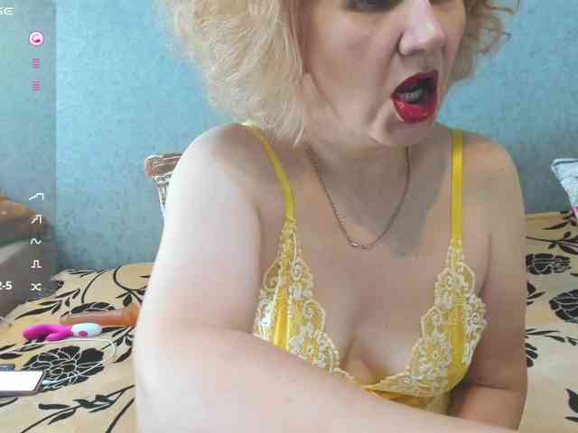 Red-hot-lips webcam
