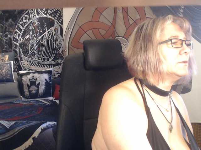 90dTitten's BongaCams show and profile