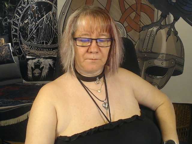 90dTitten's BongaCams show and profile