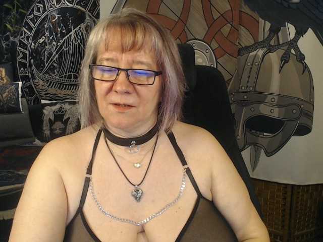 90dTitten's BongaCams show and profile