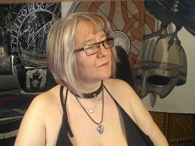 90dTitten's BongaCams show and profile