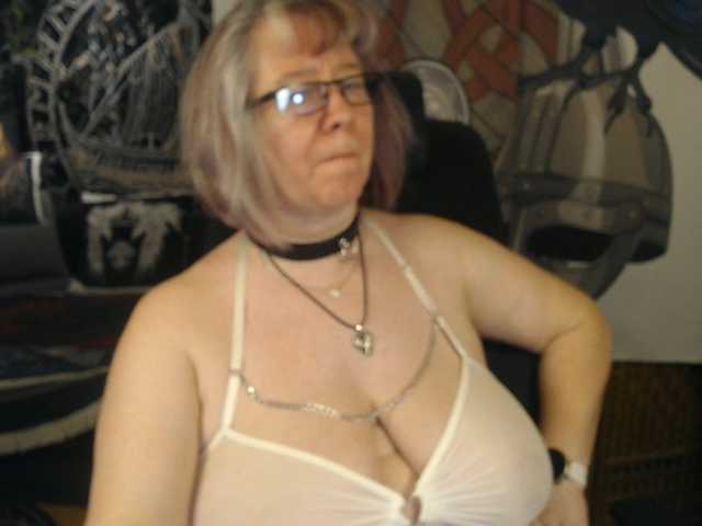 90dTitten's BongaCams show and profile