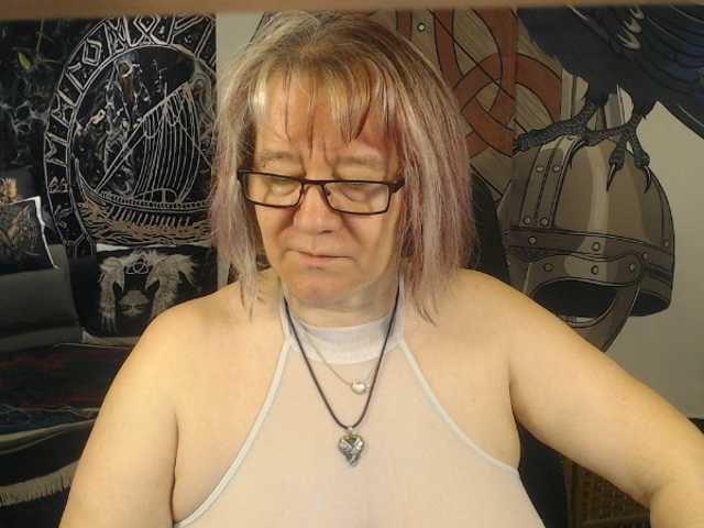 90dTitten's BongaCams show and profile