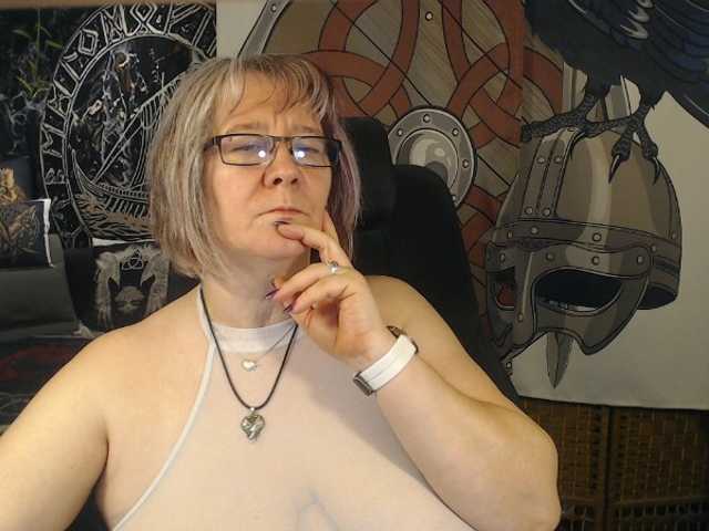 90dTitten's BongaCams show and profile