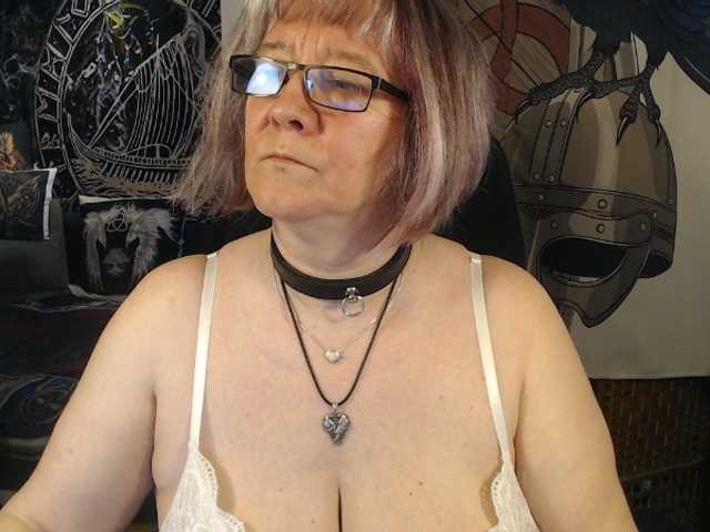 90dTitten's BongaCams show and profile