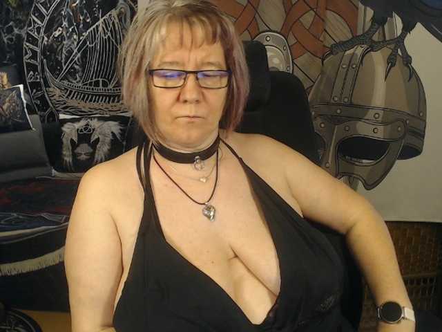 90dTitten's BongaCams show and profile