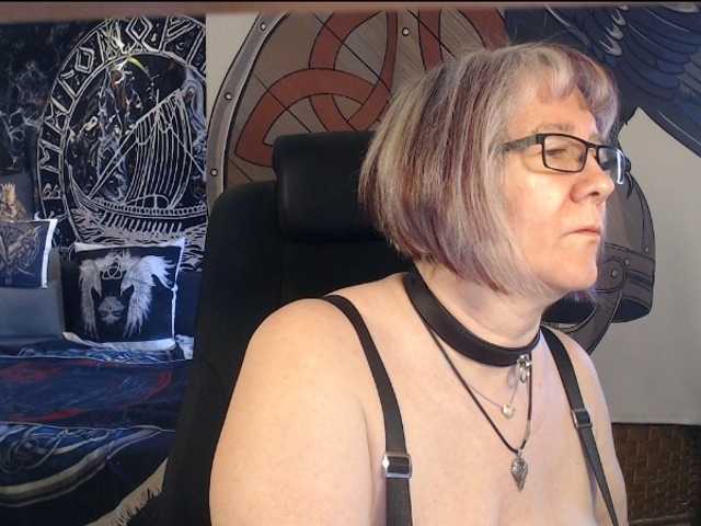 90dTitten's BongaCams show and profile